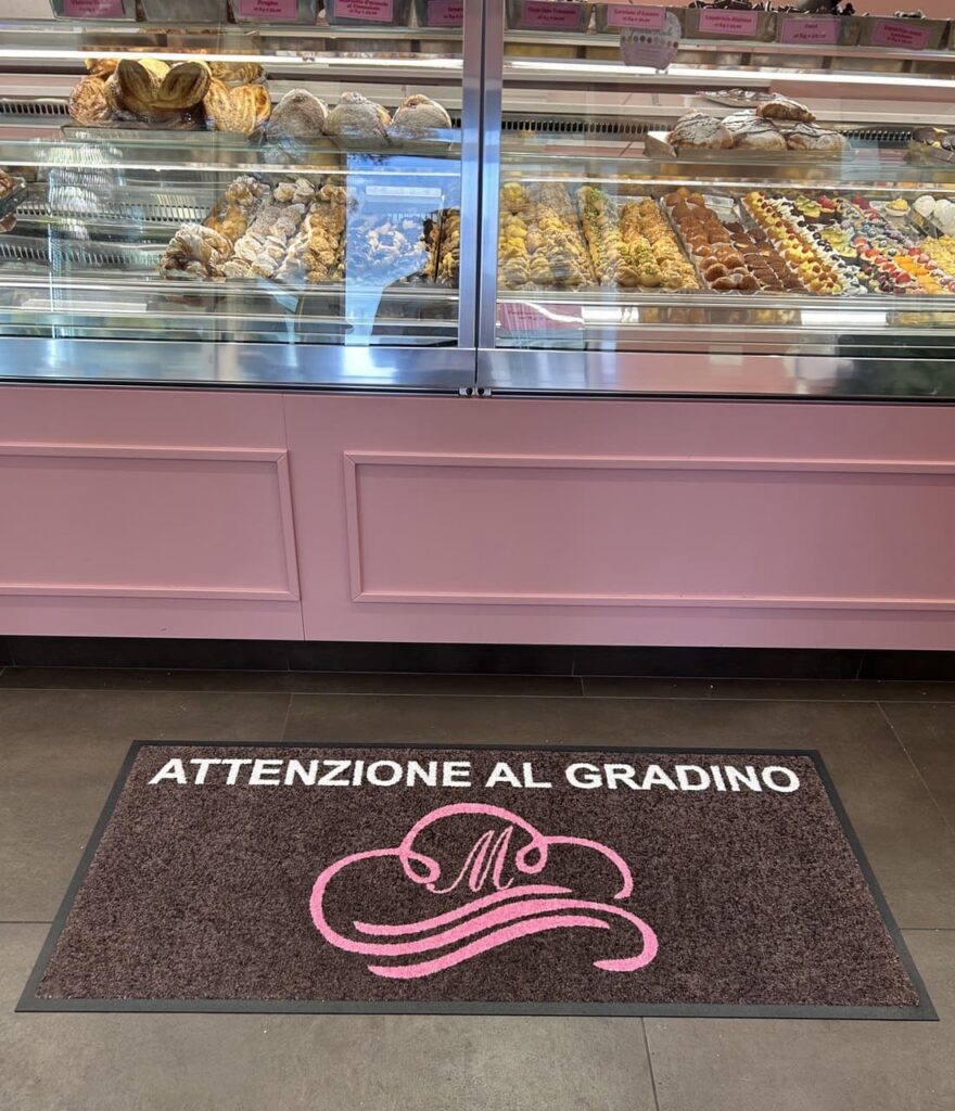 Tappeto asciugapassi personalizzato con logo M pasticceria