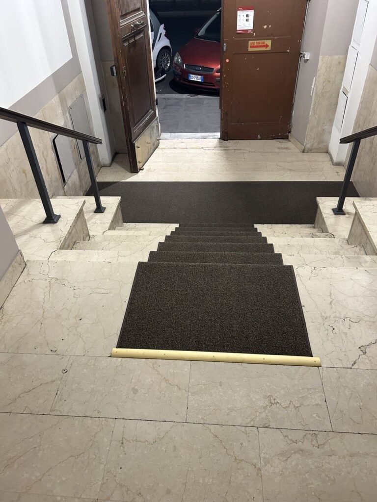 Passatoia in moquette personalizzata sui gradini colore nero