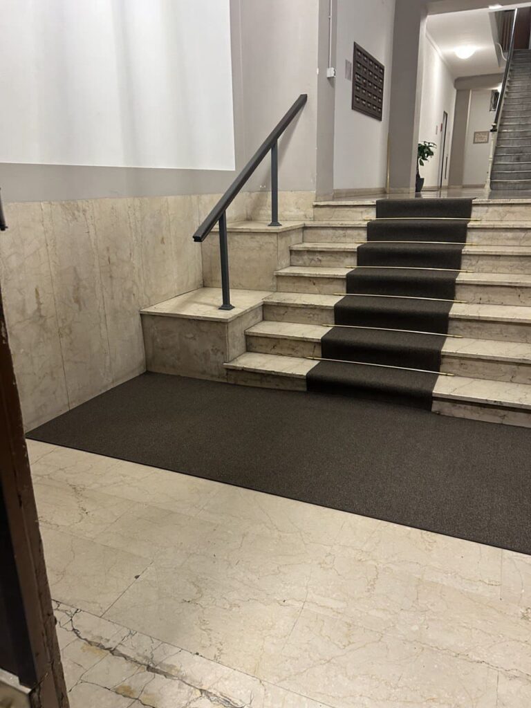 Passatoia in moquette personalizzata sui gradini colore grigio