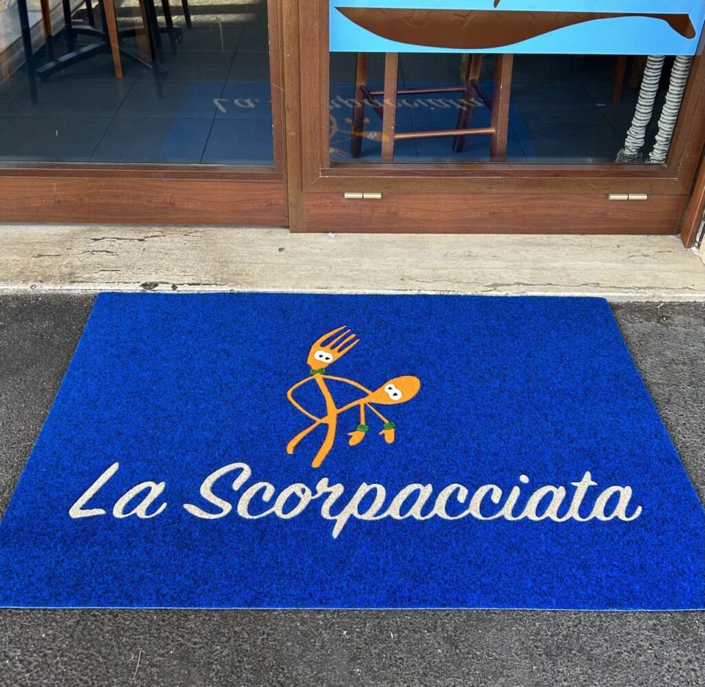 Tappeto personalizzato in zermat con logo ristorante La Scorpacciata