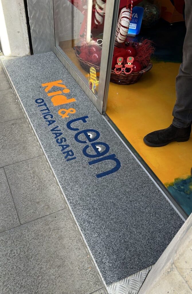 Tappeto personalizzato in zermat con logo Kid & Teen - Ottica Vasari